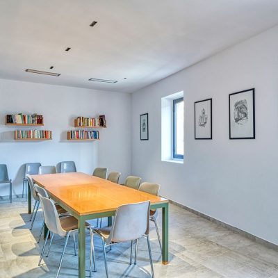 Hostatgeria Biblioteca